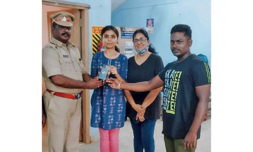 டாக்டர் தவற விட்ட ரூ.1 லட்சம் மதிப்பிலான செல்போன் உடனடி மீட்பு