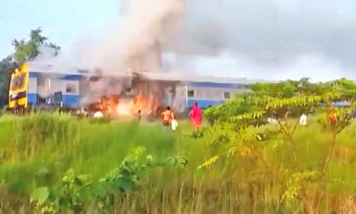 பீகாரில் இன்று ரெயில் என்ஜினில்  பயங்கர தீ விபத்து- பயணிகள் உயிர் தப்பினர்