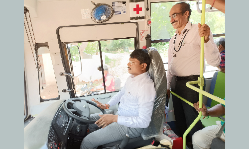 பள்ளி வாகனத்தை ஓட்டி பார்த்து கலெக்டர் ஆய்வு