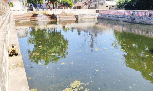 சுவாமிமலை கோவில் தெப்பக்குளத்தில் தண்ணீர் நிரப்பும் பணி தீவிரம்