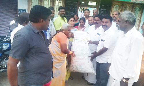 வேளாண்மை துறை விரிவாக்கம் மையத்தில் விவசாயிகளுக்கு இடுபொருட்கள்