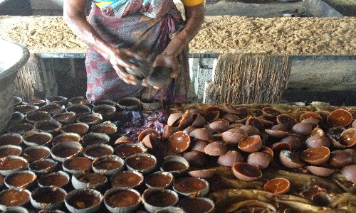 தொடர் காற்றால் உடன்குடியில் கருப்பட்டி உற்பத்தியாளர்கள் பாதிப்பு