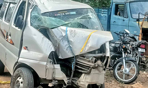 கார் 30 அடி பள்ளத்தில் பாய்ந்து நெல்லை வாலிபர் படுகாயம்