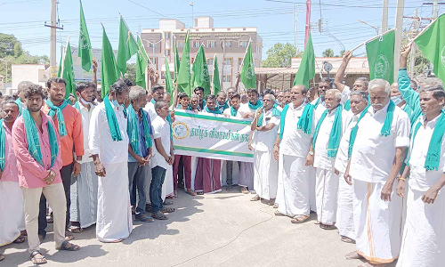 மயிலாடுதுறை கலெக்டர் அலுவலகத்தில் விவசாயிகள் முற்றுகை போராட்டம்