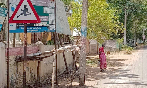 திருமருகல் அருகே கணபதிபுரம் பஸ் நிறுத்தத்தில் ஆபத்தான நிலையில் உள்ள மின் கம்பத்தை மாற்ற வேண்டும்