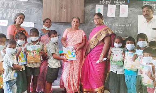 4 ஆயிரம் மாணவர்களுக்கு எண்ணும் எழுத்தும் திட்ட கையேடுகள் வழங்கல்