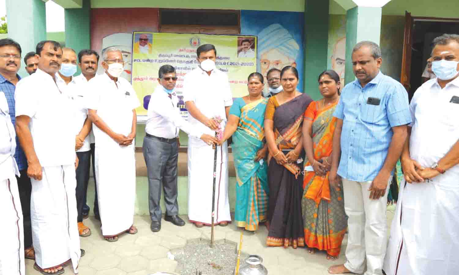 புதிய வகுப்பறை கட்டிடம் கட்டும் பணி தொடக்கம்