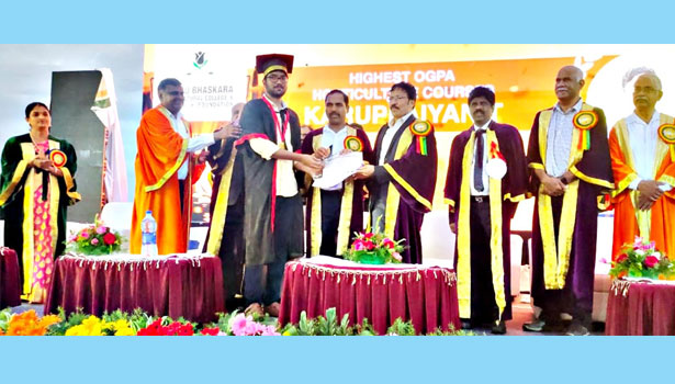 பட்டமளிப்பு-விருது வழங்கும் விழா பட்டமளிப்பு-விருது வழங்கும் விழா