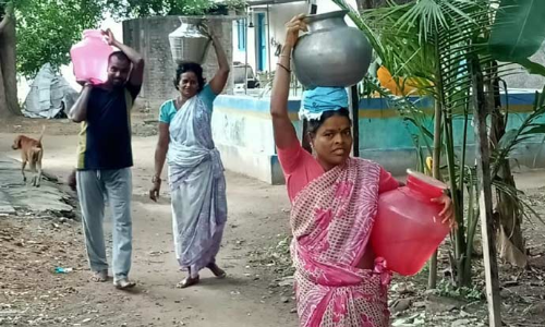 ஒரு ஆண்டுக்கு முன்பு தண்ணீர் தொட்டி இடிப்பு: பொன்னேரி அருகே குடிநீர் தட்டுப்பாடு