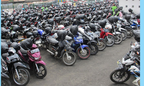 போக்குவரத்துக்கு இடையூறாக நிறுத்தும் இருசக்கர வாகனங்கள்