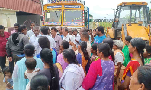 சாக்காடை கால்வாய் பணியின் போது இடையூறாக நிறுத்தப்பட்ட வாகனங்கள் - பொதுமக்கள் போராட்டம்