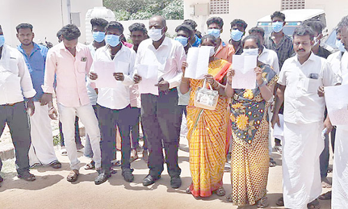 கோவில் திருவிழாவில் தகராறு - 3 பேர் படுகாயம்