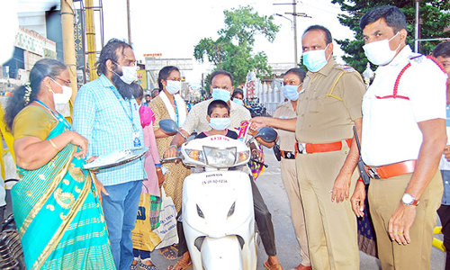 முககவசம் அணிந்து வந்தவர்களுக்கு திருக்குறள் புத்தகம் வழங்கி நூதன முறையில் விழிப்புணர்வு