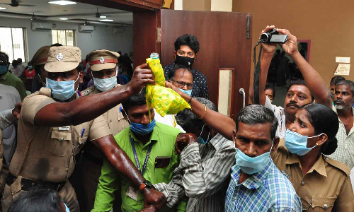 வேலூர் கலெக்டர் அலுவலகத்தில் 8 பேர் தீக்குளிக்க முயற்சி