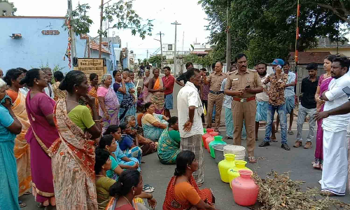 குடிநீர் கேட்டு பெண்கள் சாலை மறியல் போராட்டம்