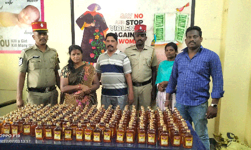 மதுபாட்டில்கள் கடத்திய பெண் கைது