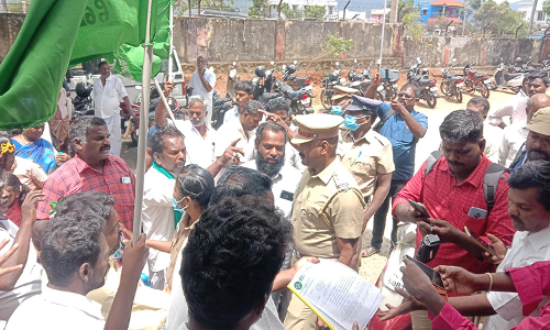 சாதி சான்றிதழ்கள் விவகாரத்தில் போலீஸ் தடையை மீறி கலெக்டர் அலுவலகம் முற்றுகை