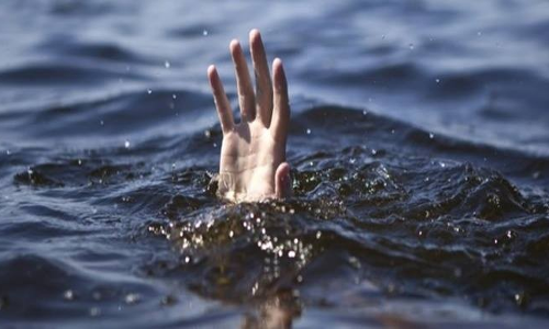 ஏரி வடிகாலில் மூழ்கி வாலிபர் சாவு