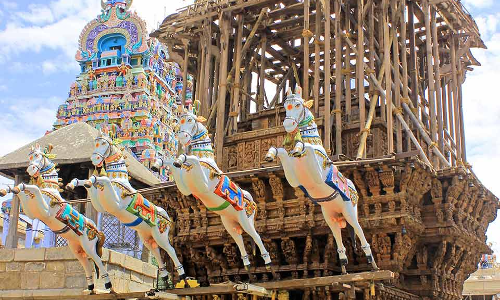 நெல்லையப்பர் கோவில் தேர்களில் கம்புகள் பொருத்தும் பணி தீவிரம்