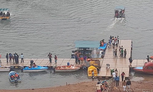 ஊட்டி பைக்காராவில் படகு சவாரி செய்து மகிழ்ந்த சுற்றுலா பயணிகள்