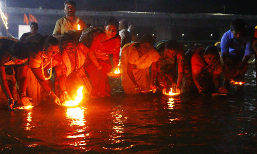 வேலூரில் பாலாற்று பெருவிழா மகா தீபஆரத்தி வழிபாடுடன் நிறைவு
