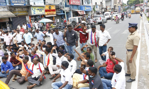 விடுதலை சிறுத்தை கட்சியினர் திடீர் மறியல்