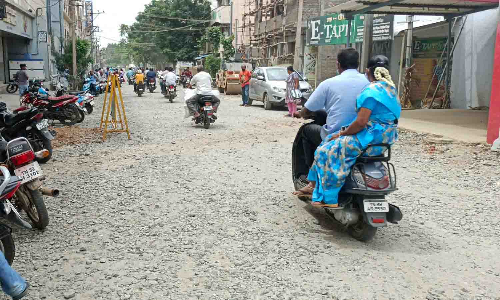 புழுதி பறக்கும் சாலையால் வாகன ஓட்டிகள் அவதி