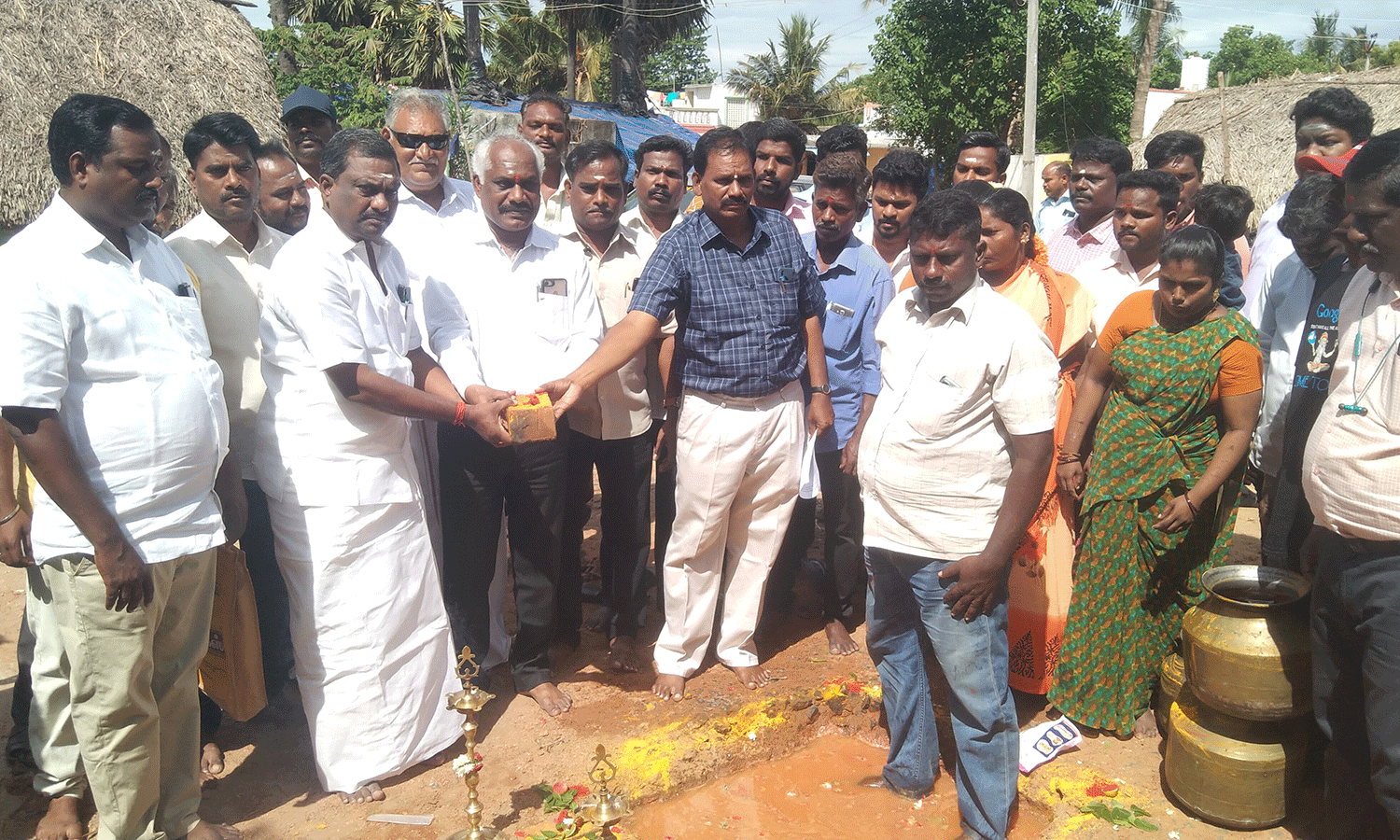 சிமெண்ட் சாலைகள் அமைக்கும் பணி - அங்காளன் எம்.எல்.ஏ., தொடங்கி வைத்தார் சிமெண்ட் சாலைகள் அமைக்கும் பணி - அங்காளன் எம்.எல்.ஏ., தொடங்கி வைத்தார்