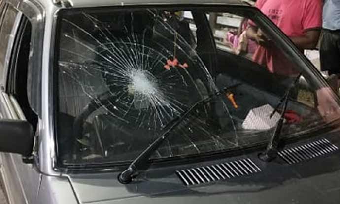 கார் கண்ணாடியை உடைத்து சேதப்படுத்தும் சிறுவர்கள்- கண்காணித்து நடவடிக்கை எடுக்க வாகன ஓட்டிகள் கோரிக்கை கார் கண்ணாடியை உடைத்து சேதப்படுத்தும் சிறுவர்கள்- கண்காணித்து நடவடிக்கை எடுக்க வாகன ஓட்டிகள் கோரிக்கை