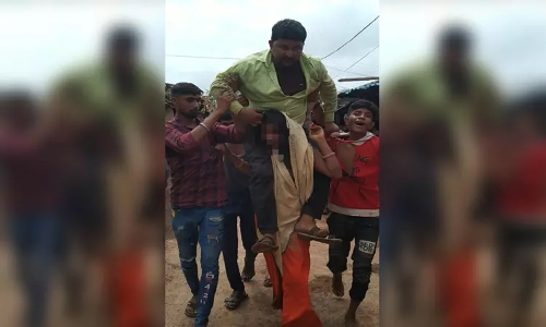 வேறொரு ஆணுடன் தொடர்பு: கணவனை தோளில் சுமந்து ஊர் முழுக்க சுற்ற வைத்த கொடூரம்