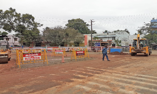 நாகர்கோவில் கலெக்டர் அலுவலக முன் பகுதியில் பழைய ரவுண்டானா இடித்து அகற்றம்