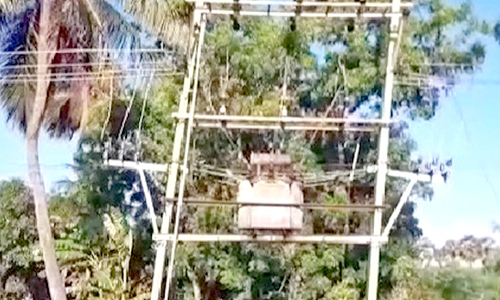 சாயும் நிலையில் உள்ள மின்மாற்றியை அகற்ற பொதுமக்கள் கோரிக்கை