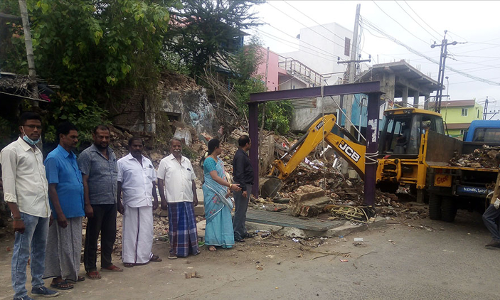 விழுப்புரத்தில் சுகாதார கேடு விளைவிக்கும் பாழடைந்த கட்டிடம் இடிப்பு