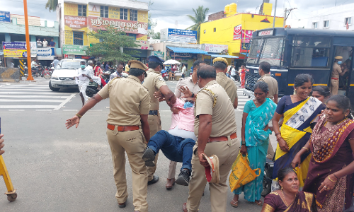 தருமபுரியில்  மாற்றுத்திறனாளிகள் போராட்டம்-  குண்டுக்கட்டாக தூக்கி போலீசார் கைது செய்தனர்