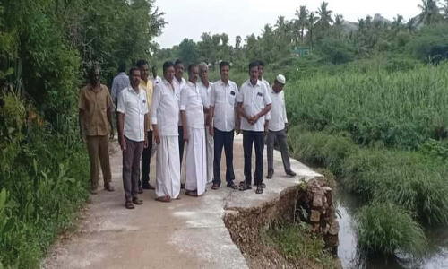 வெள்ளத்தில் அடித்து செல்லப்பட்ட மயான பாதை