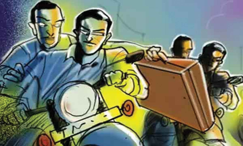 ஆற்காட்டில் அடகு வியாபாரியிடம் 13 பவுன் நகை, பணம் பறிப்பு