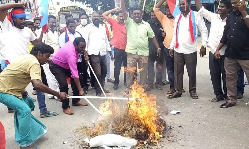 அரக்கோணத்தில் விடுதலை சிறுத்தை கட்சியினர் திடீர் ஆர்ப்பாட்டம்