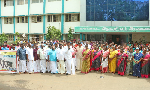 நாகர்கோவிலில் இன்று அரசு அலுவலகத்திற்கு இன்று வேட்டி, சட்டையில் வந்த கலெக்டர் - ஊழியர்கள்