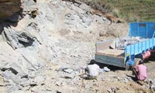 பொதுமக்களுக்கு இடையூறாக உள்ள  கல்குவாரியை தடை செய்ய கோரி மனு