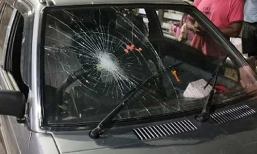 கார் கண்ணாடியை உடைத்து சேதப்படுத்தும் சிறுவர்கள்- கண்காணித்து நடவடிக்கை எடுக்க வாகன ஓட்டிகள் கோரிக்கை