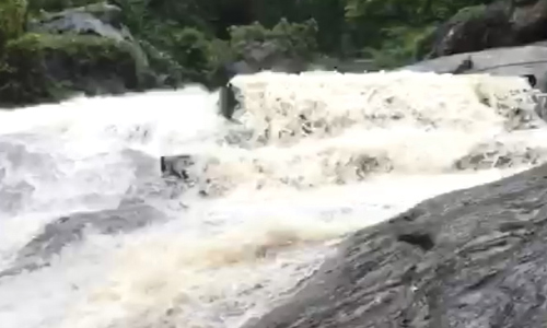 கோவை குற்றாலத்தில் கடும் வெள்ளப்பெருக்கு