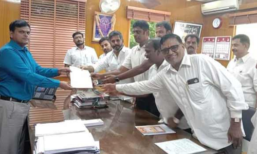 பழனி முருகன் கோவில் கும்பாபிஷேகத்தை   விரைந்து நடத்தக்கோரி பா.ஜ.க.வினர் மனு