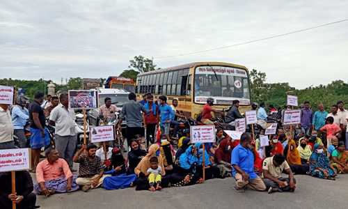 சோமனூரில் டாஸ்மாக் கடை அமைக்க எதிர்ப்பு- 100க்கும் மேற்பட்ட பெண்கள் சாலைமறியல்
