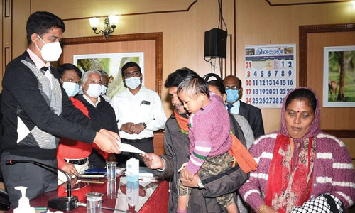 குறைதீர்க்கும் முகாமில் பயனாளிகளுக்கு நல உதவிகள்