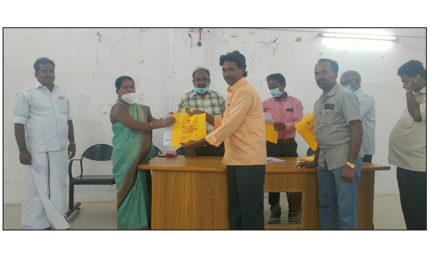 சூளகிரியில் பிளாஸ்டிக் ஒழிப்பு குறித்து வியாபாரிகளுக்கு விழிப்புணர்வு சூளகிரியில் பிளாஸ்டிக் ஒழிப்பு குறித்து வியாபாரிகளுக்கு விழிப்புணர்வு