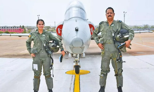 இந்தியாவில் புதிய வரலாறு: தந்தையும் மகளும் இணைந்து போர் விமானத்தை இயக்கினர்...