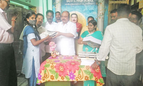 அரசு பள்ளி மாணவர்களுக்கு இலவச பாட புத்தகம்-  கென்னடி எம்.எல்.ஏ. வழங்கினார்