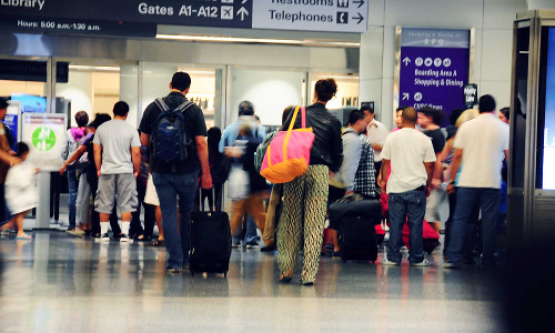 இலங்கையில் இருந்து அவசரமாக வெளியேறும் இளைஞர்கள்