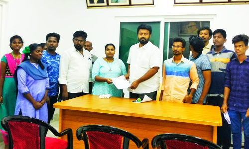 இலவச பஸ்சை மீண்டும் இயக்க வேண்டும்-  செந்தில்குமார் எம்.எல்.ஏ.,விடம் மனு