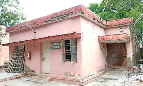 இடிந்து விழும் நிலையில் உள்ள பிணவறை